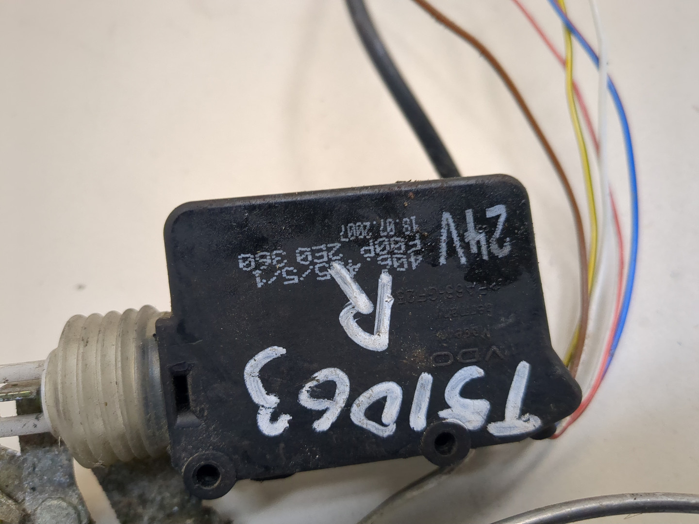 Замок двери передней правой