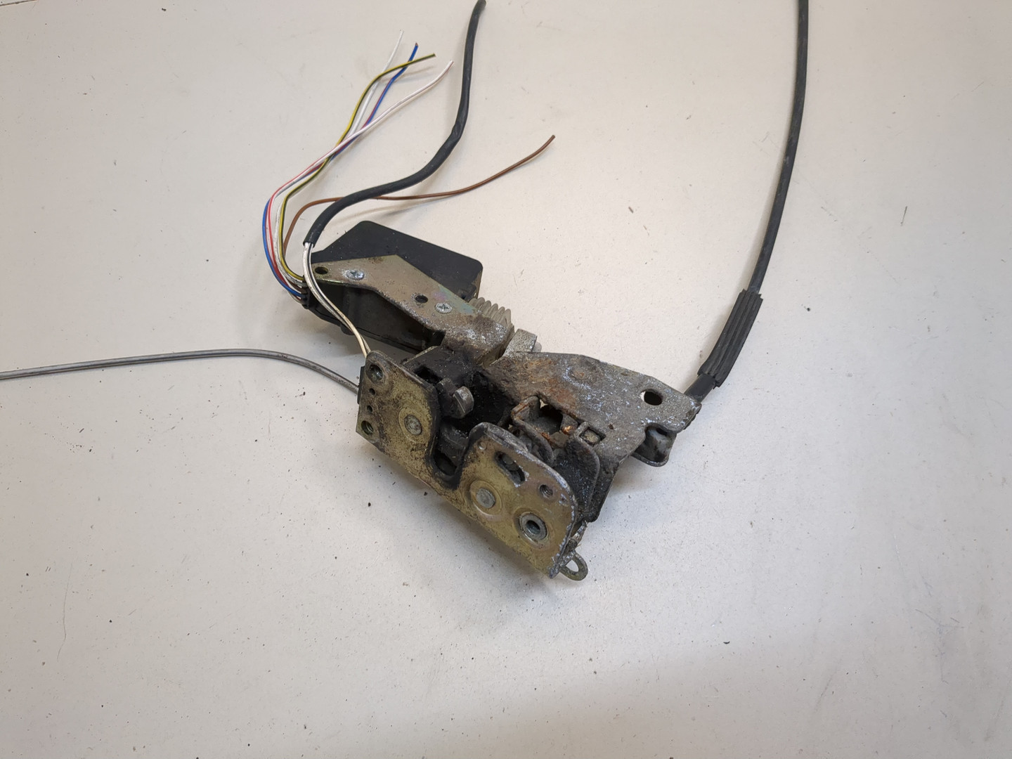 Замок двери передней правой