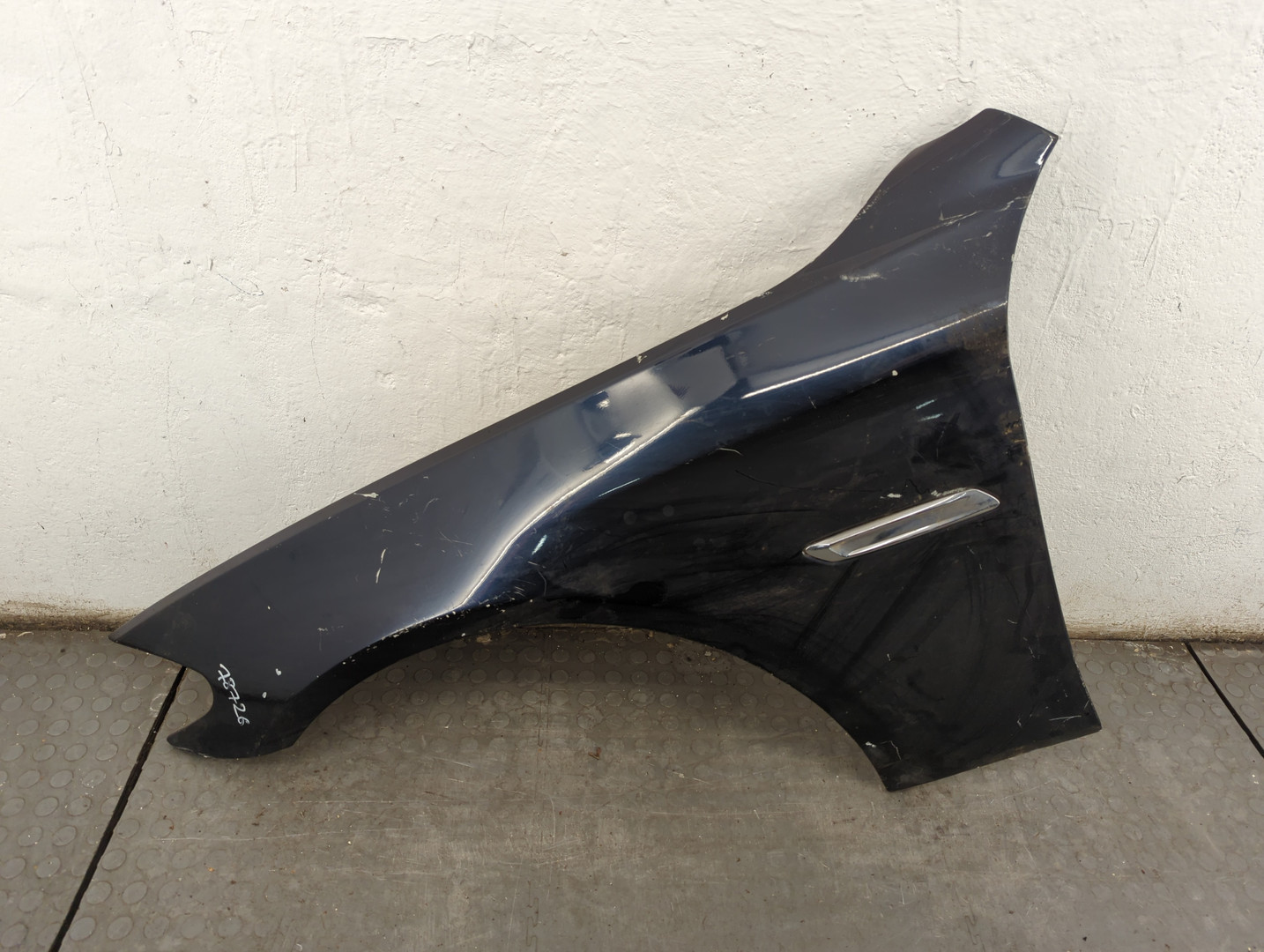 Крыло переднее левое