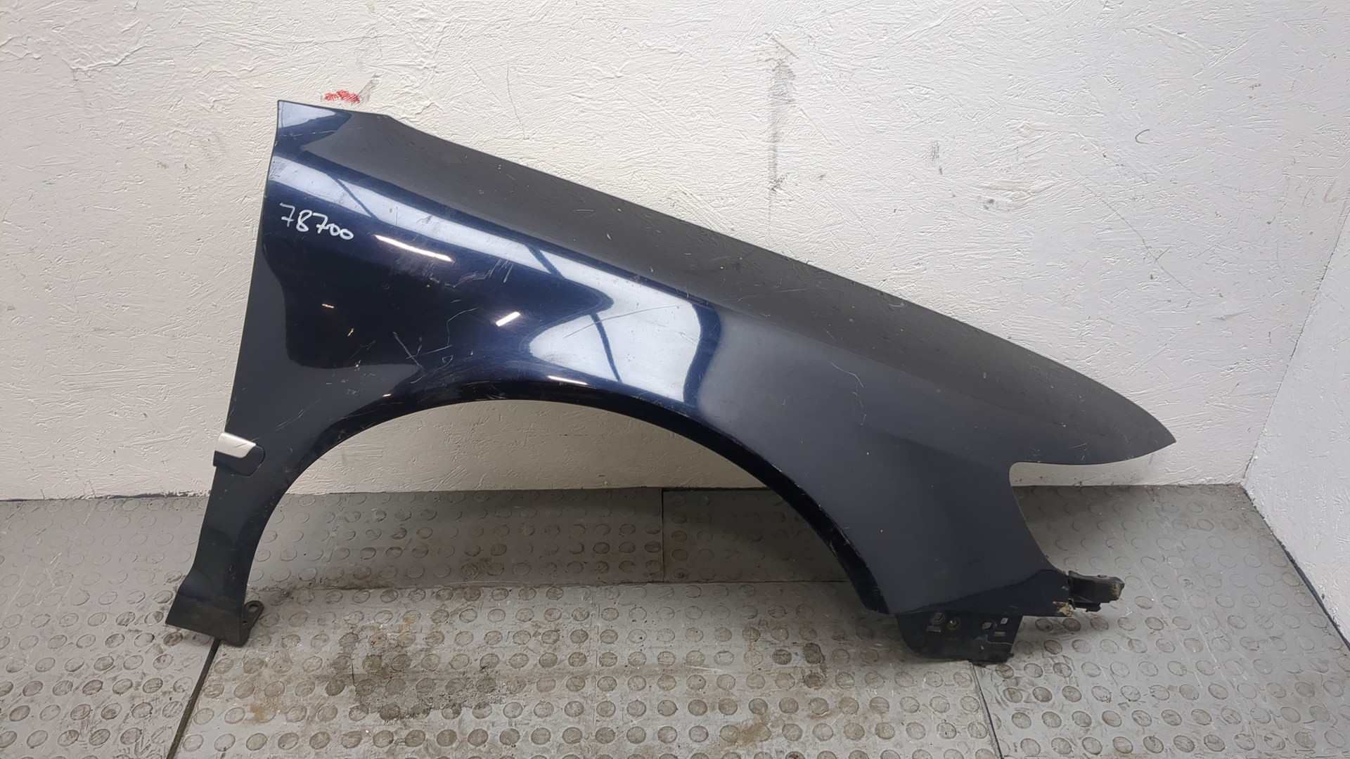 Крыло переднее правое