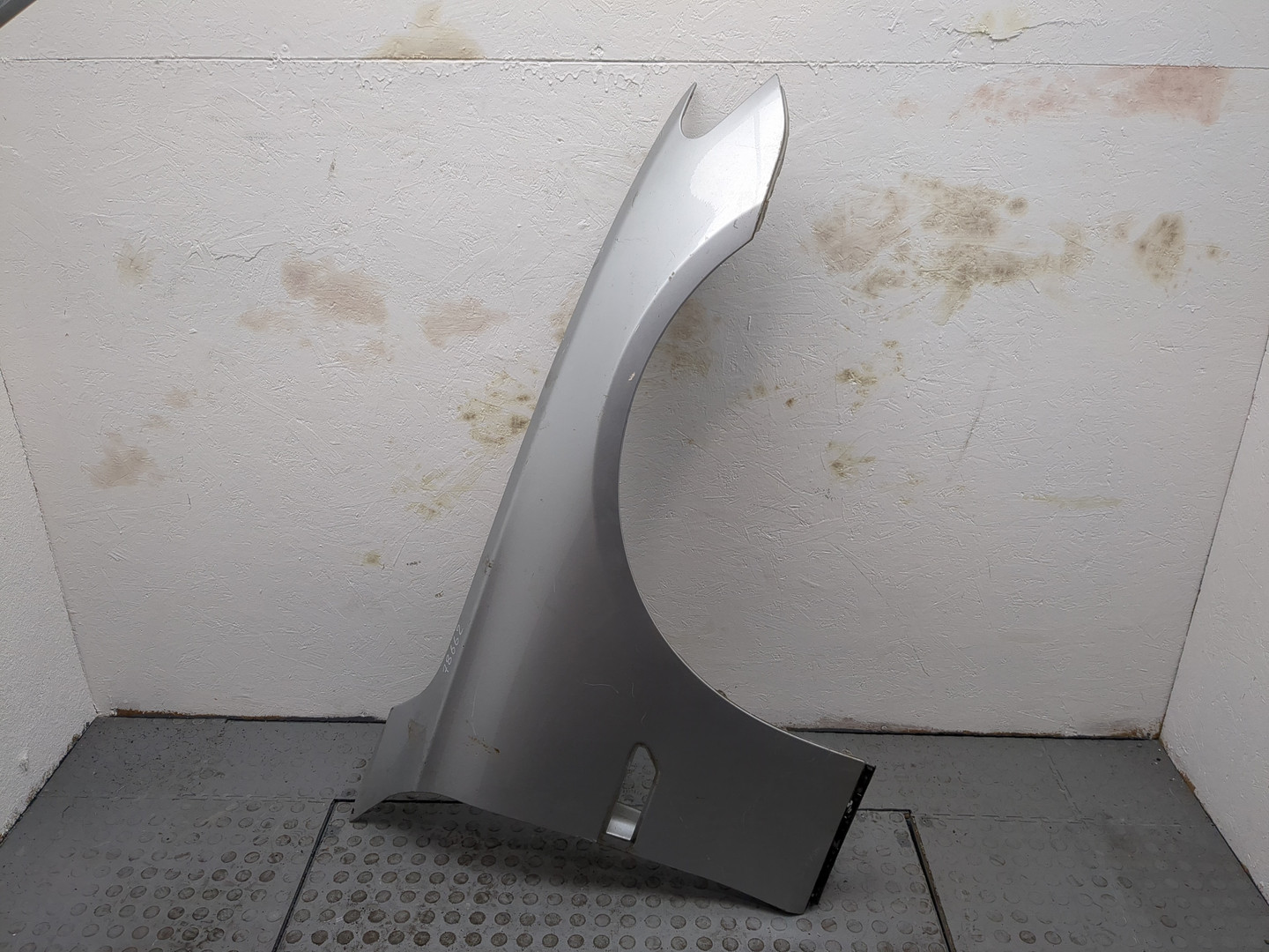 Крыло переднее правое