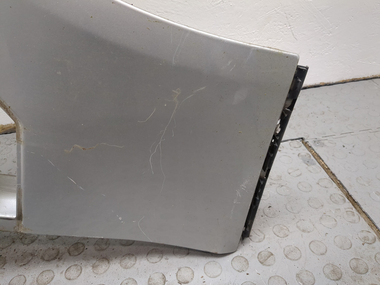 Крыло переднее правое