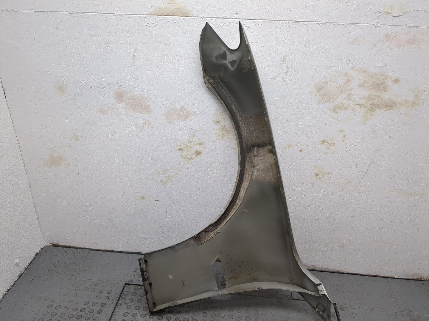 Крыло переднее правое