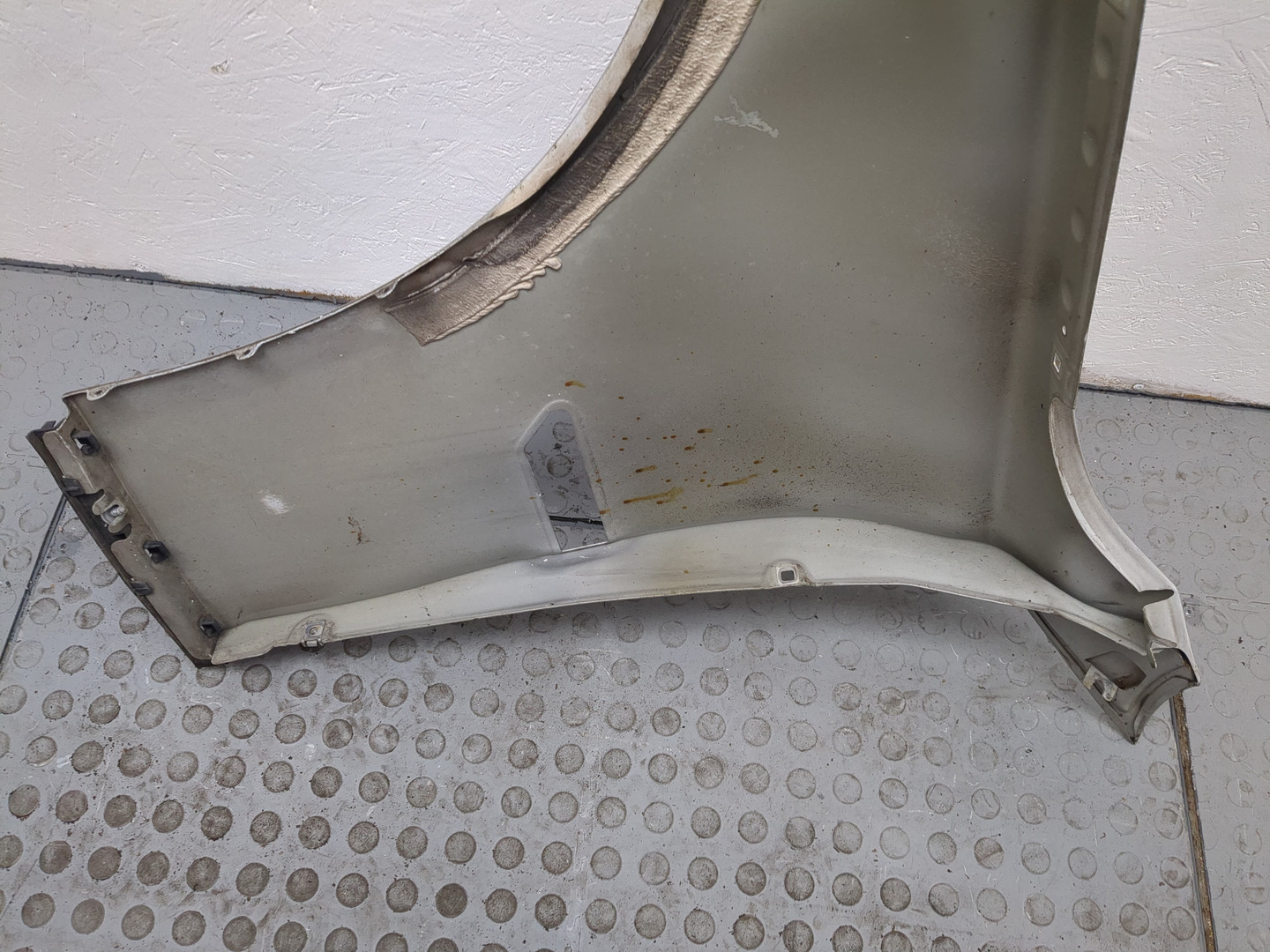 Крыло переднее правое