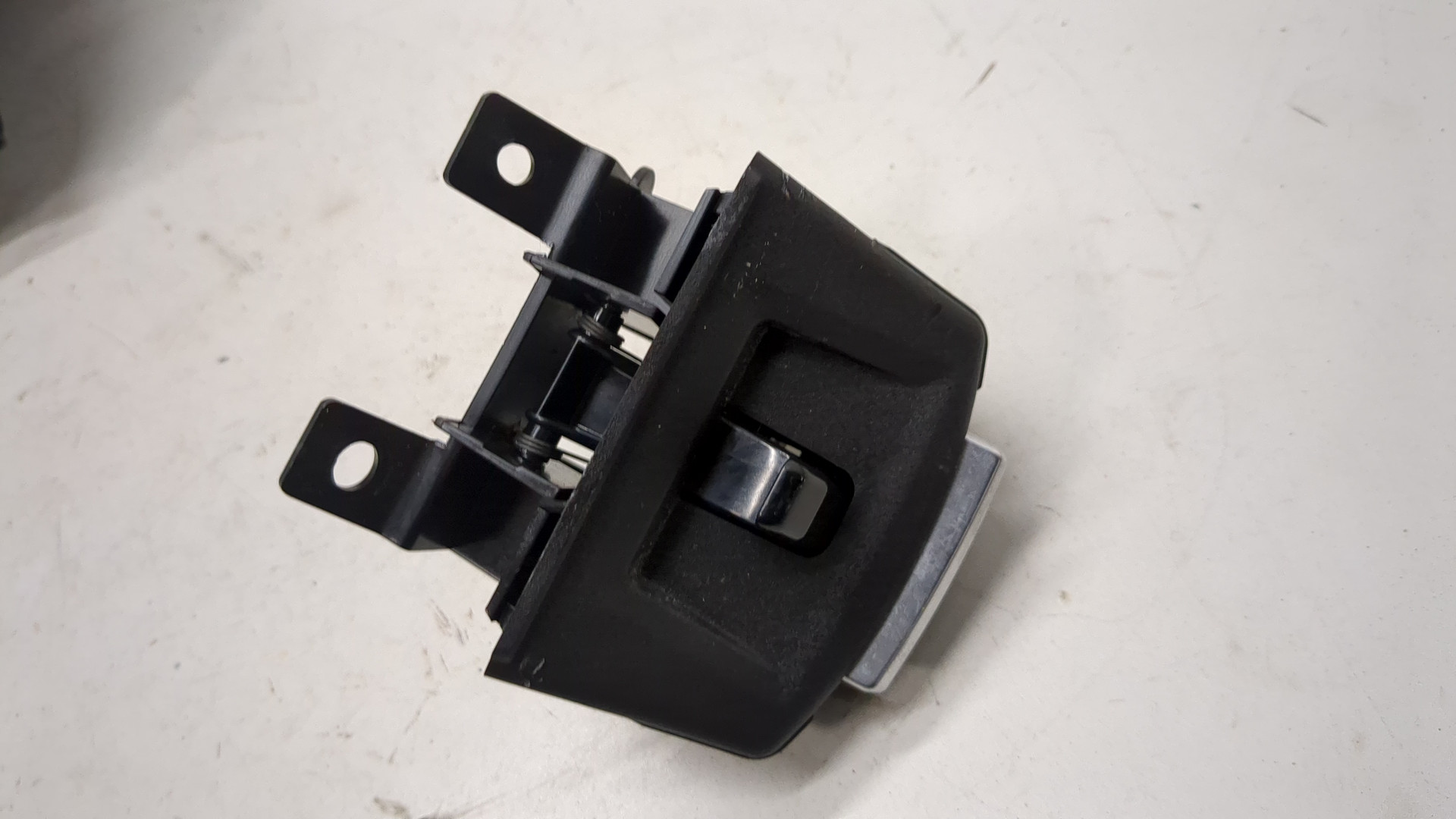 Замок бардачка