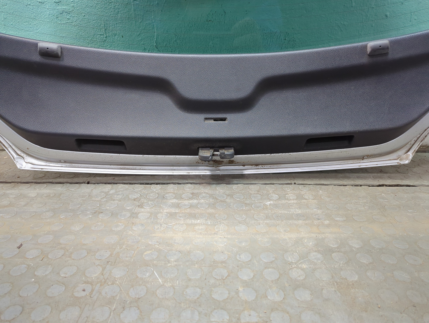 Дверь багажника