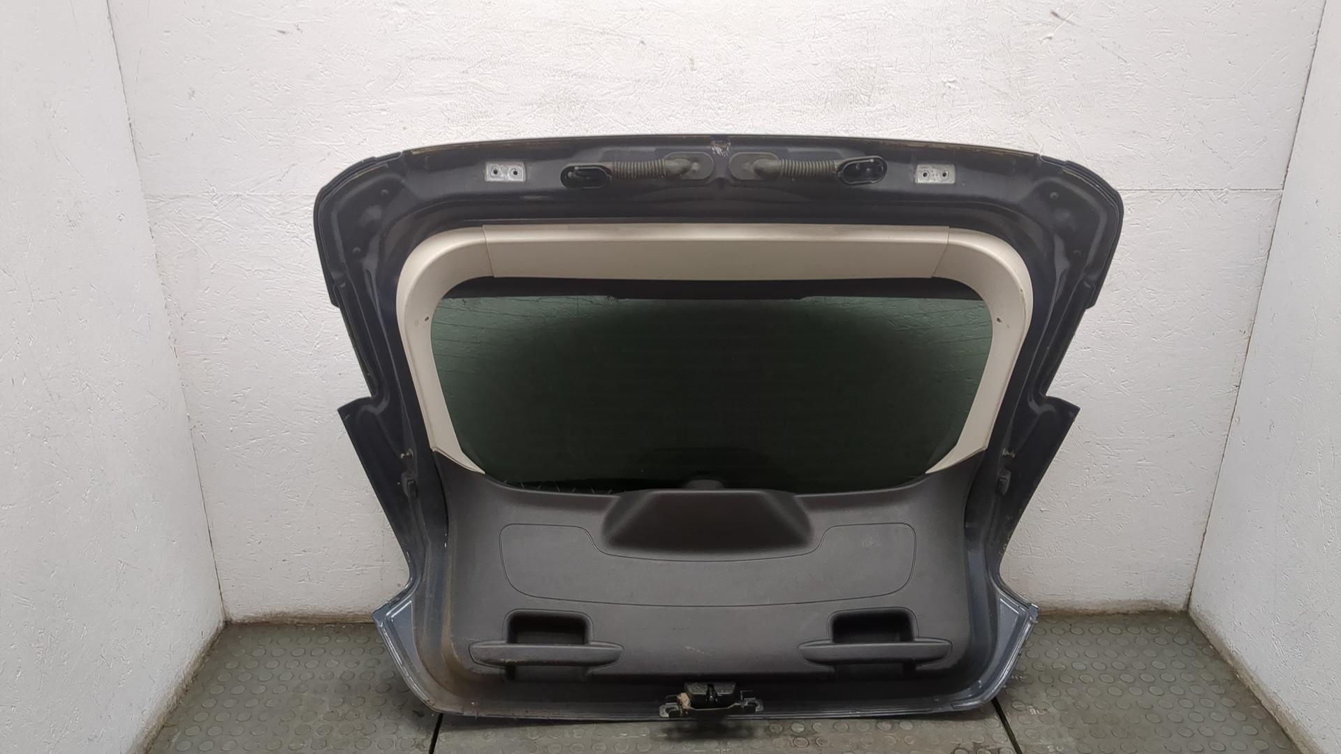 Дверь багажника