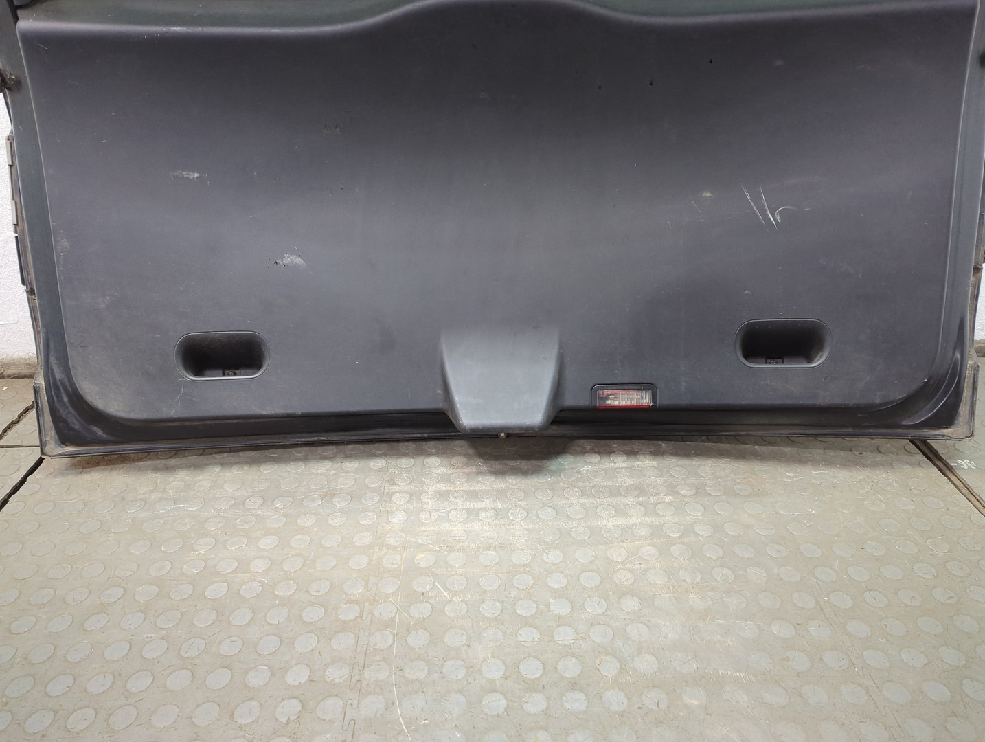 Дверь багажника