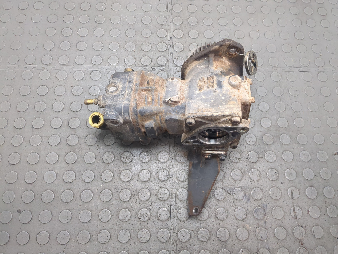 Насос регулировки подвески