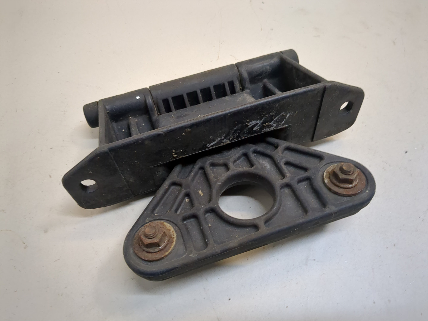 Петля капота