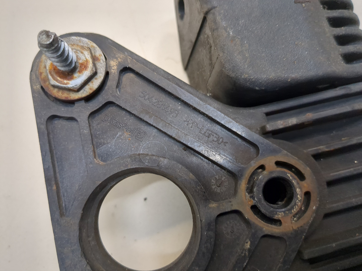 Петля капота