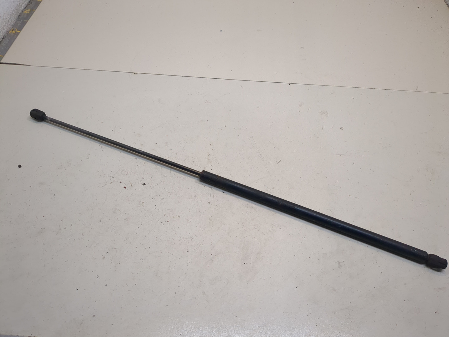 Амортизатор капота