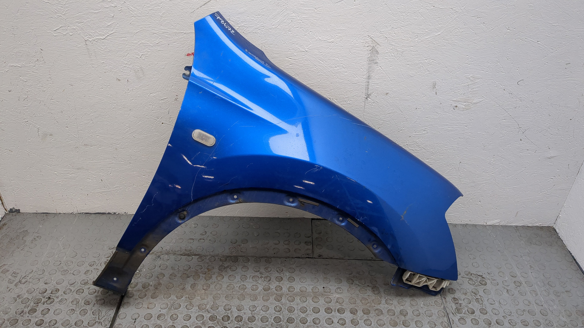 Крыло переднее правое