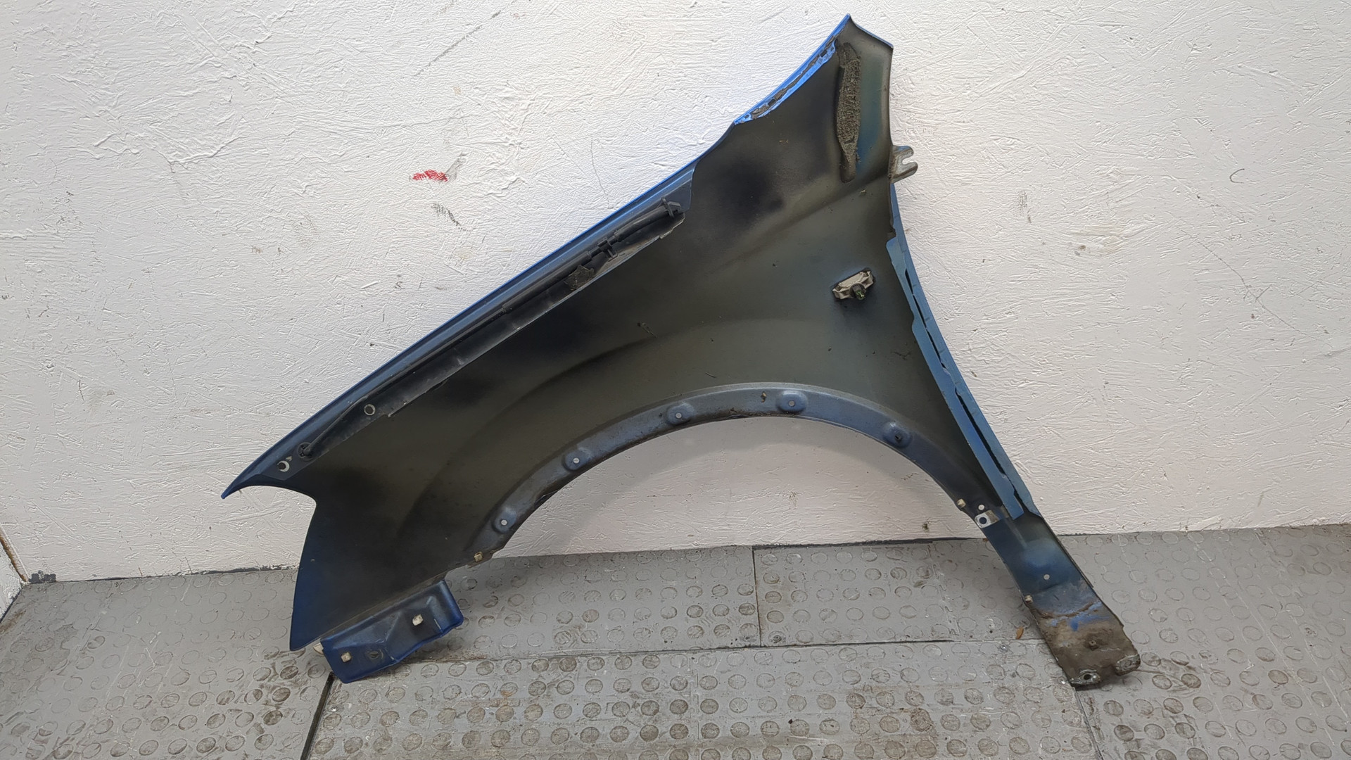 Крыло переднее правое