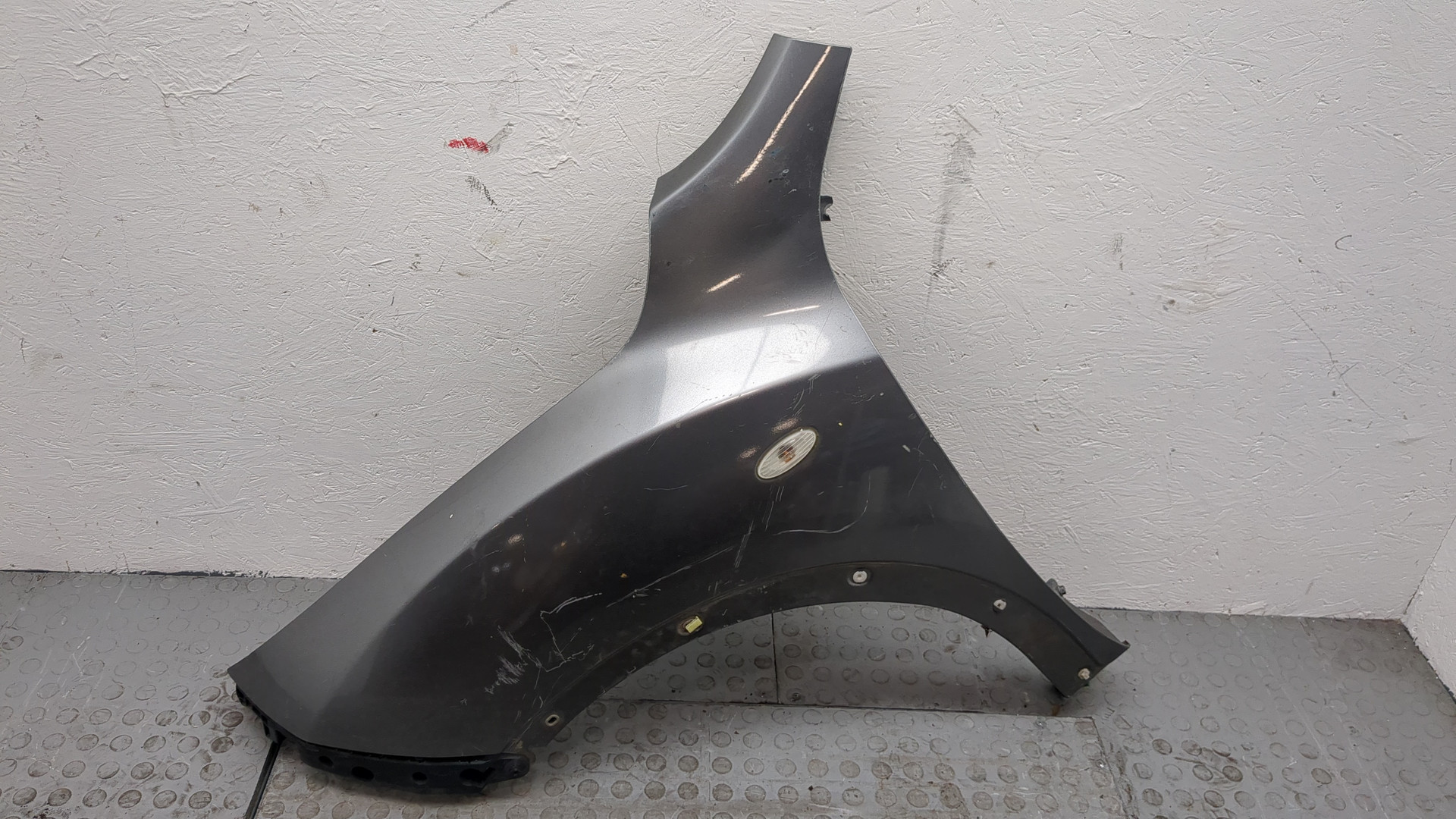 Крыло переднее левое