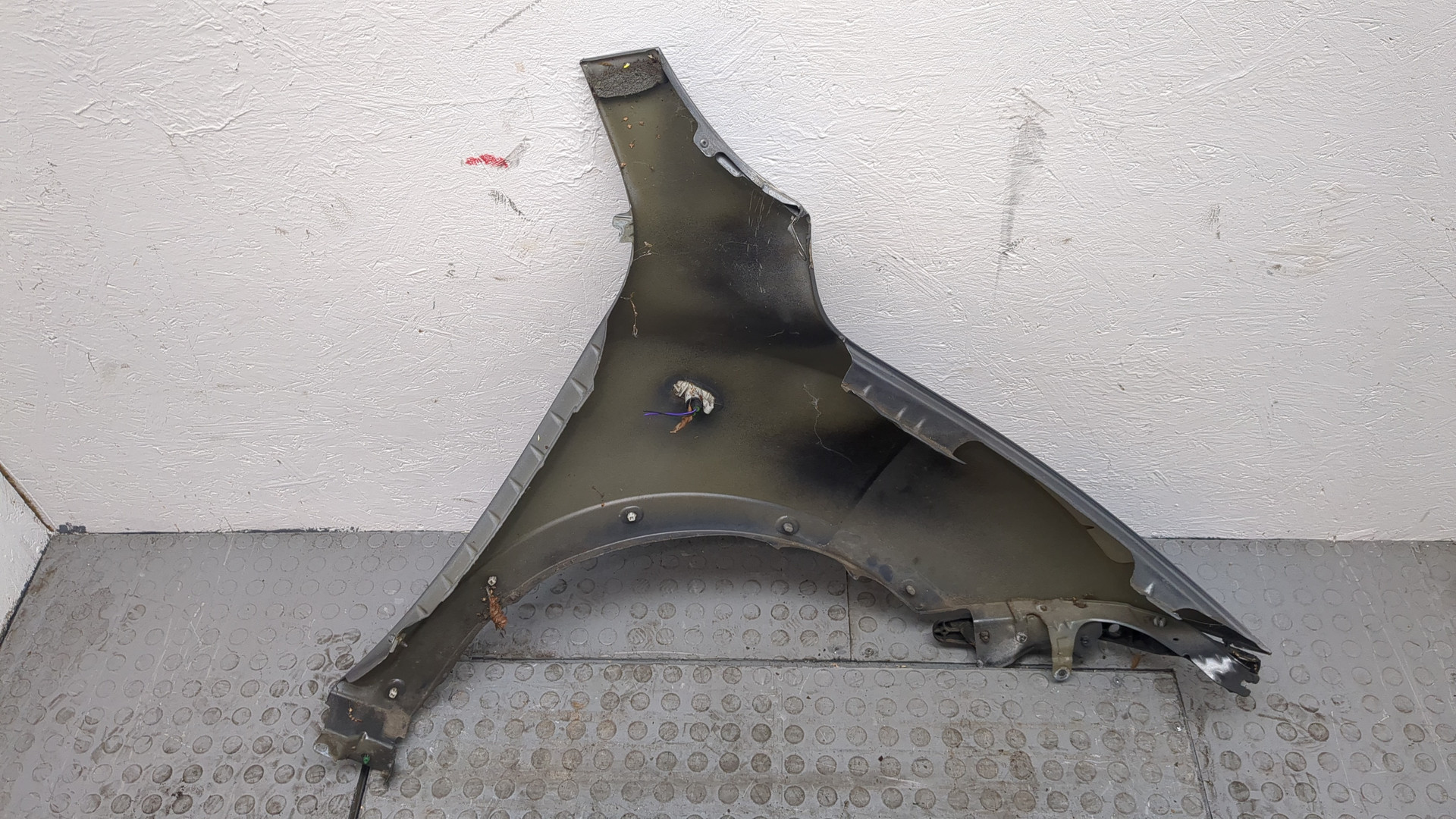 Крыло переднее левое