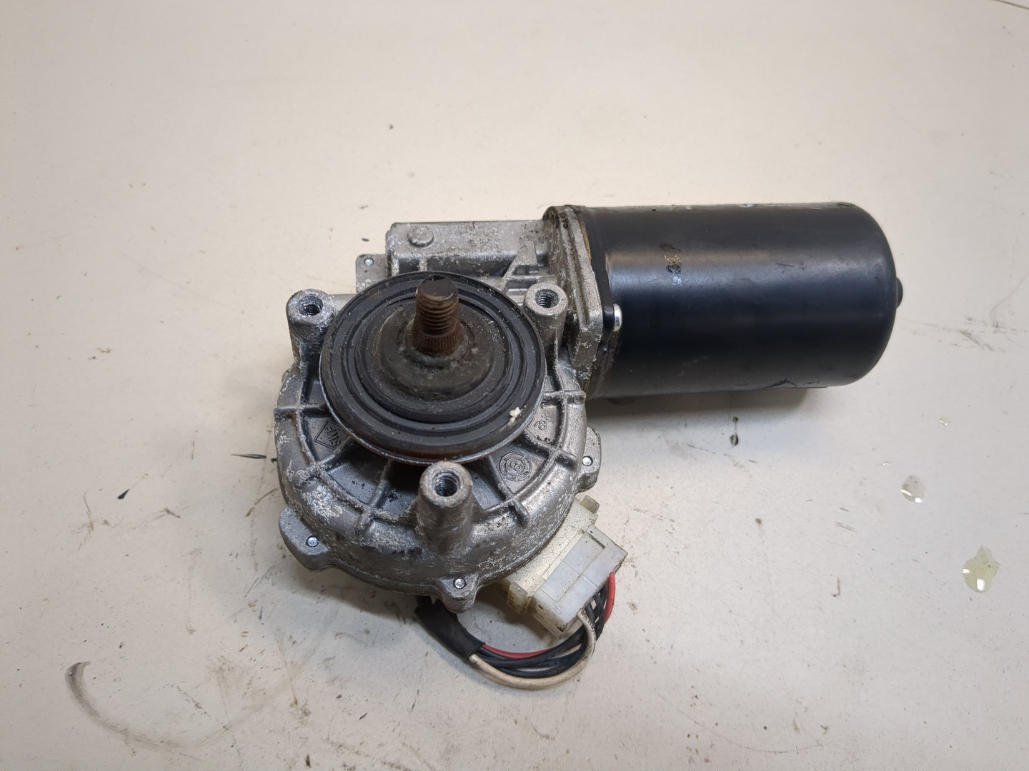 Моторчик стеклоочистителя передний