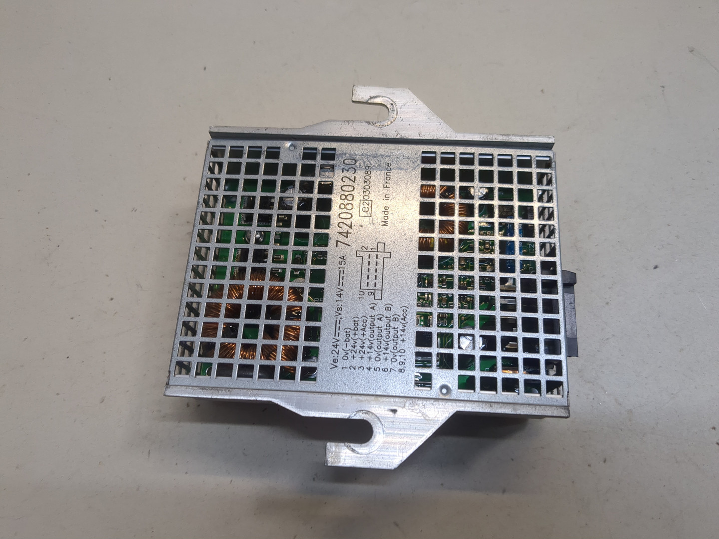 Преобразователь напряжения (адаптер)