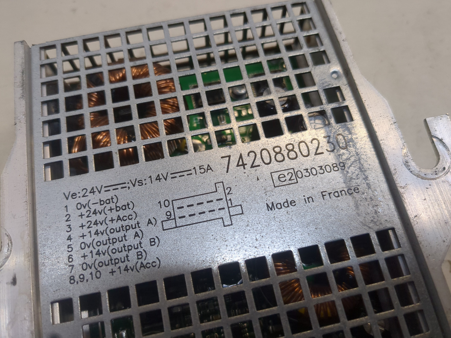 Преобразователь напряжения (адаптер)