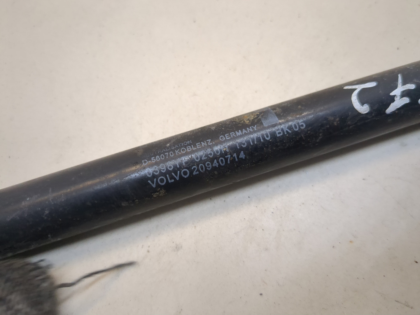 Амортизатор капота