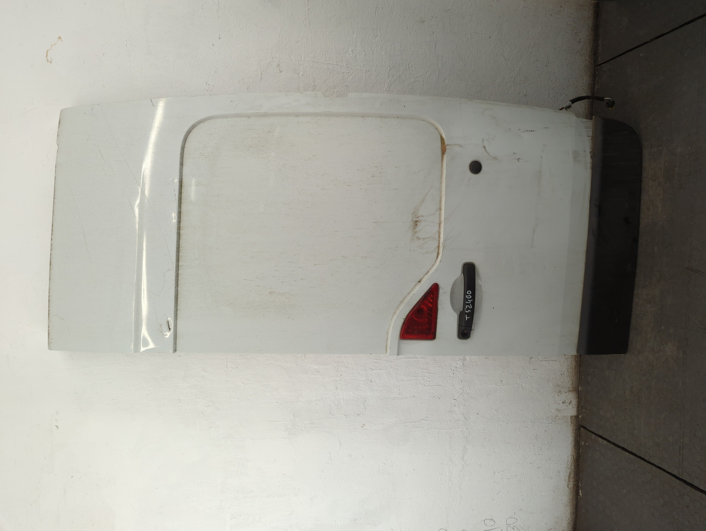 Дверь багажника правая