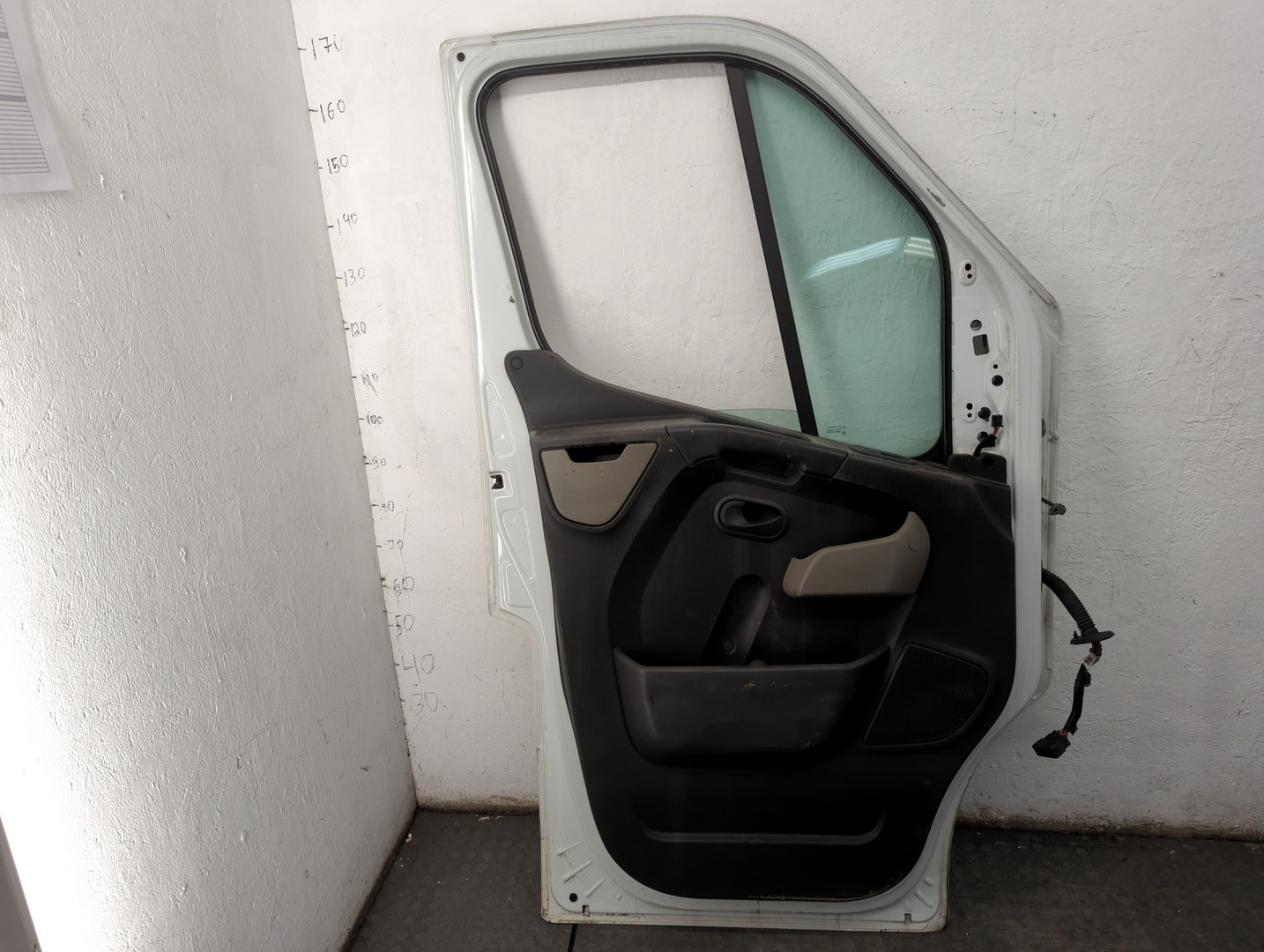 Дверь передняя левая