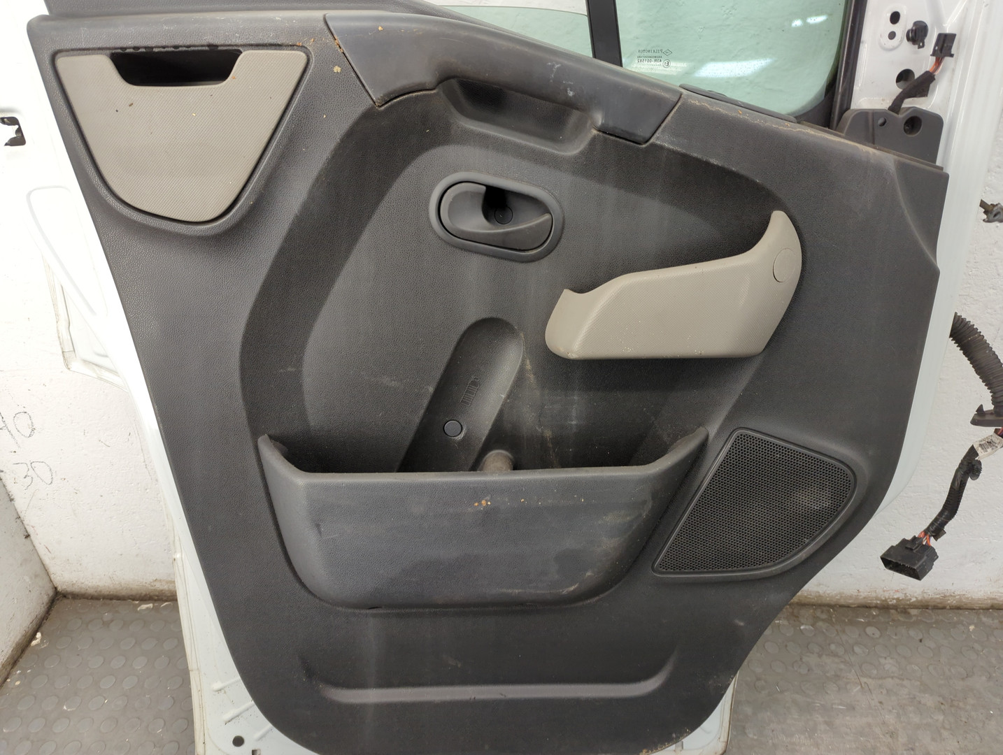 Дверь передняя левая