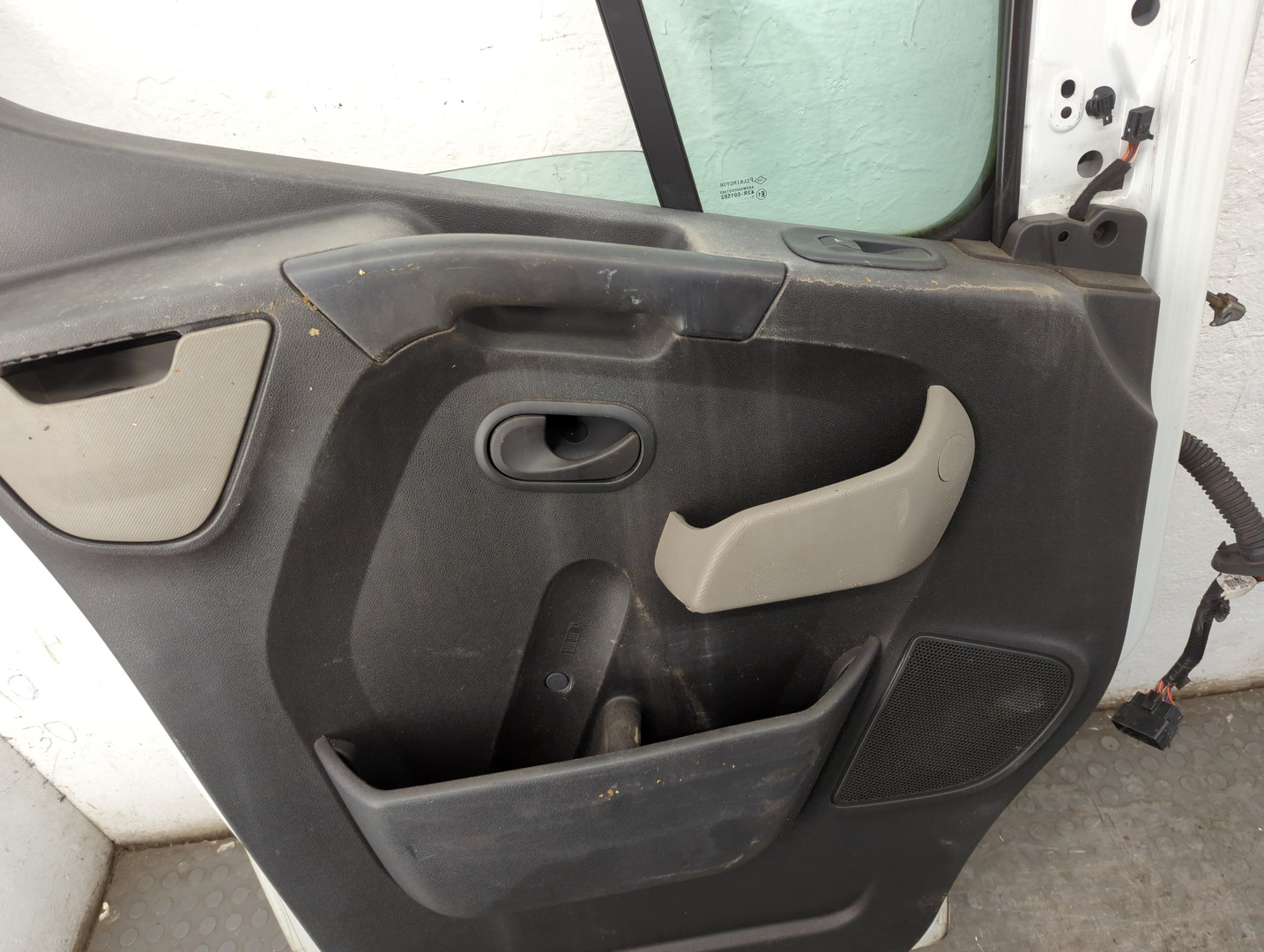 Дверь передняя левая