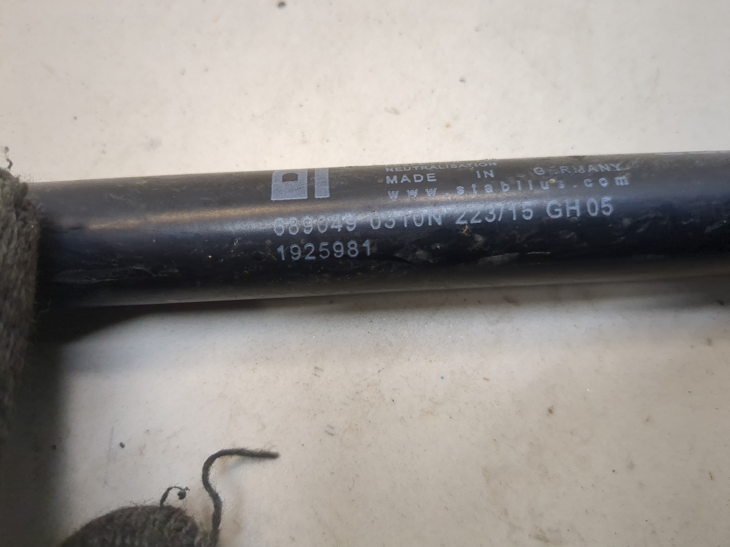 Амортизатор капота