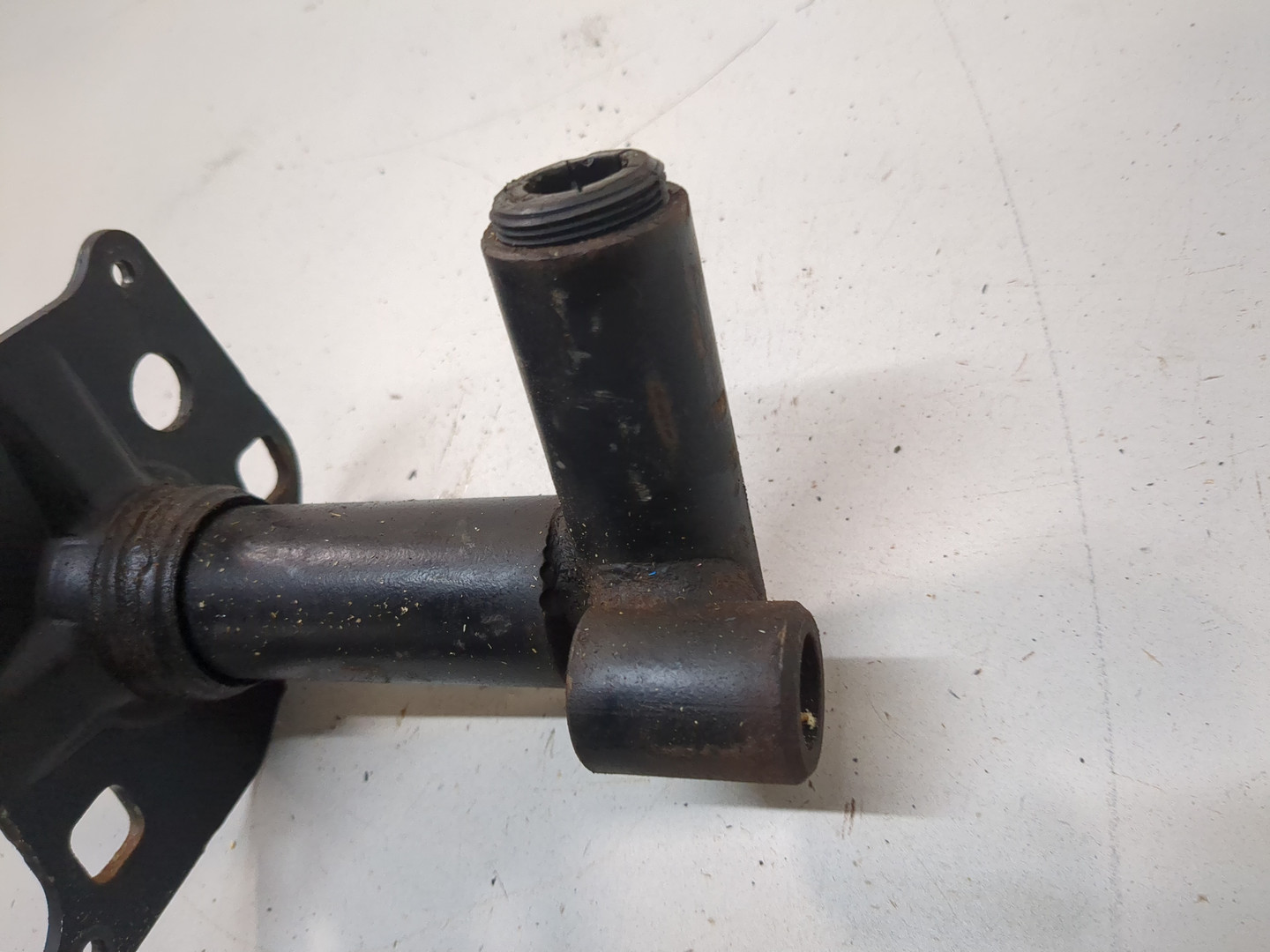 Кронштейн заднего бампера правый