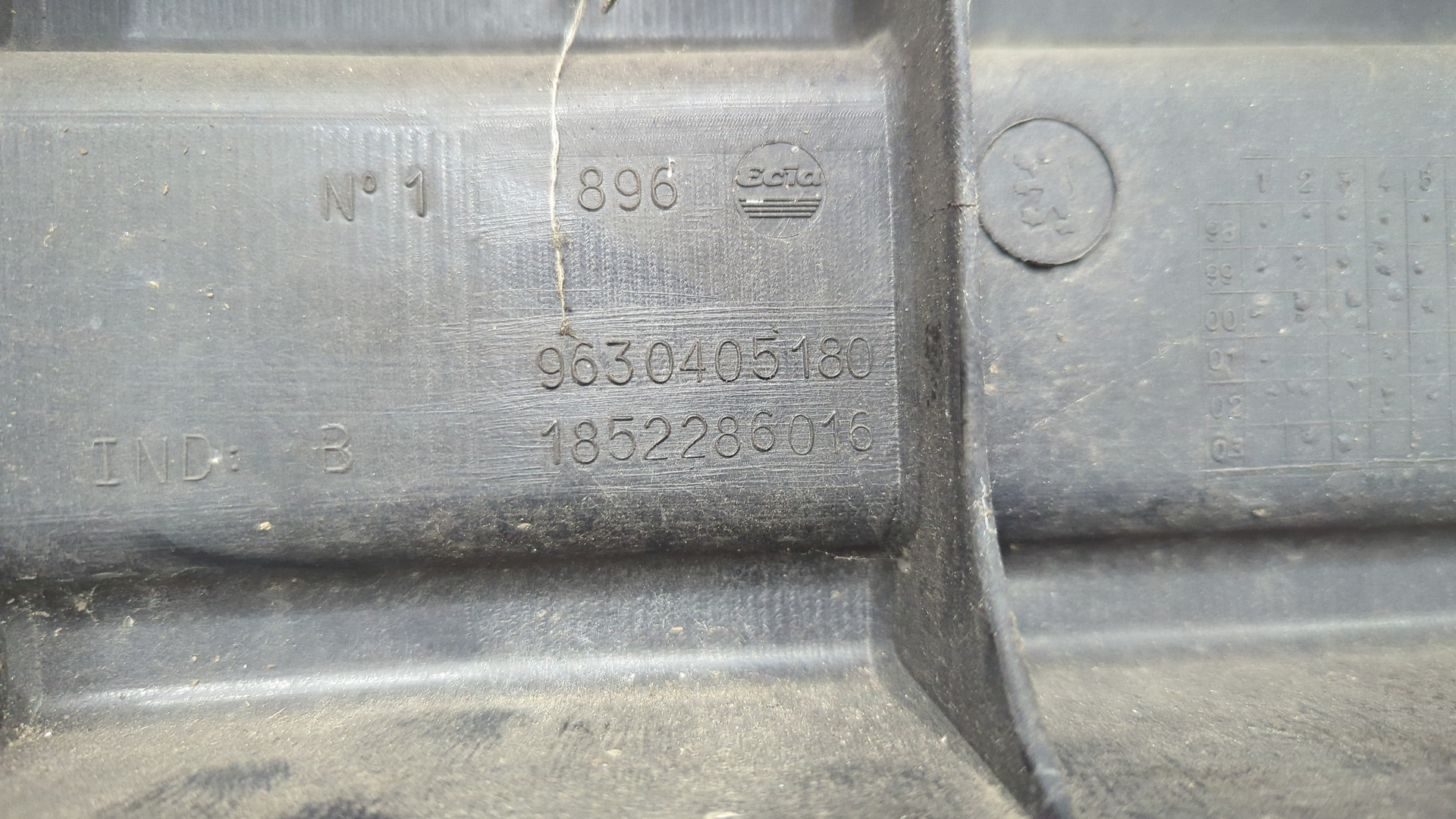 Усилитель переднего бампера