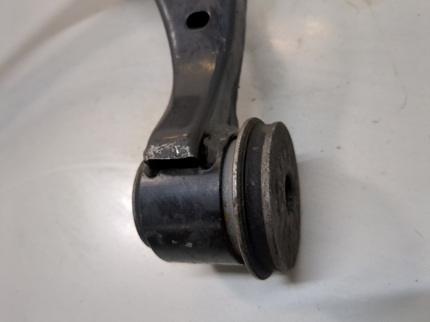 Рычаг передний правый