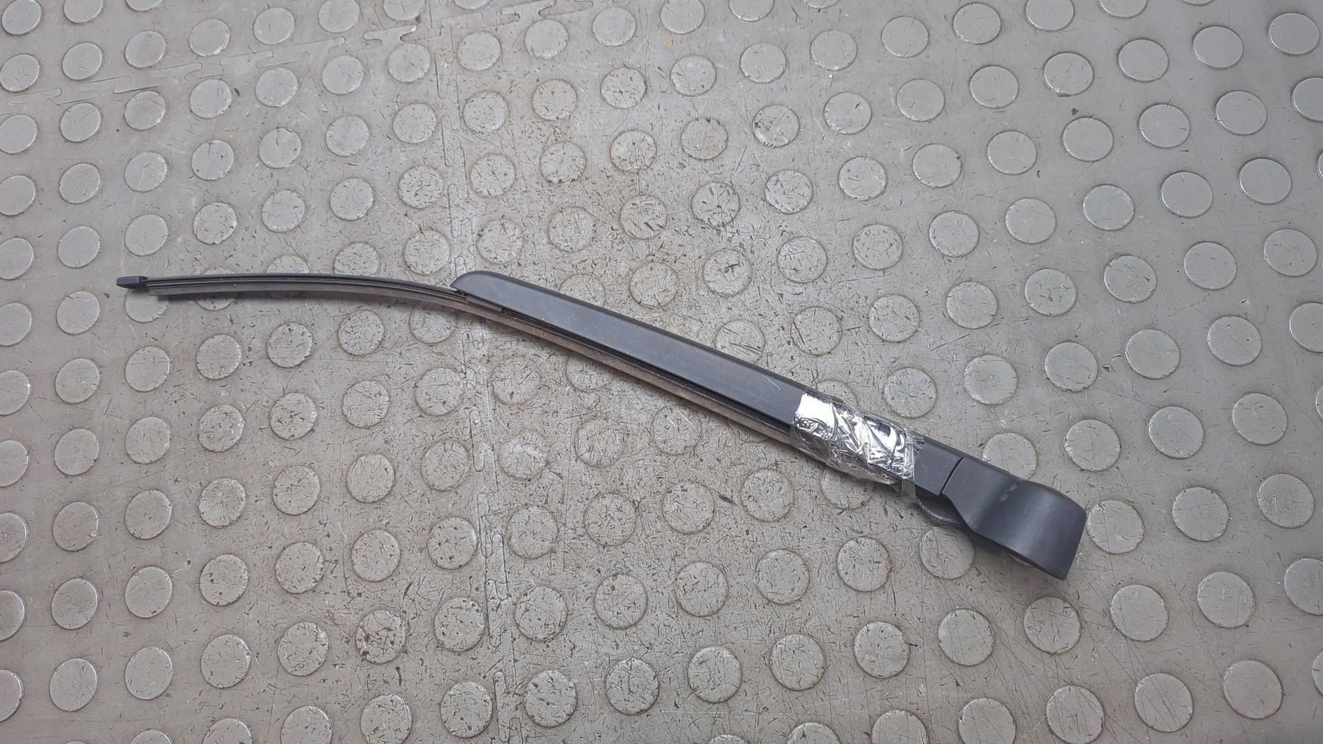 Поводок стеклоочистителя заднего