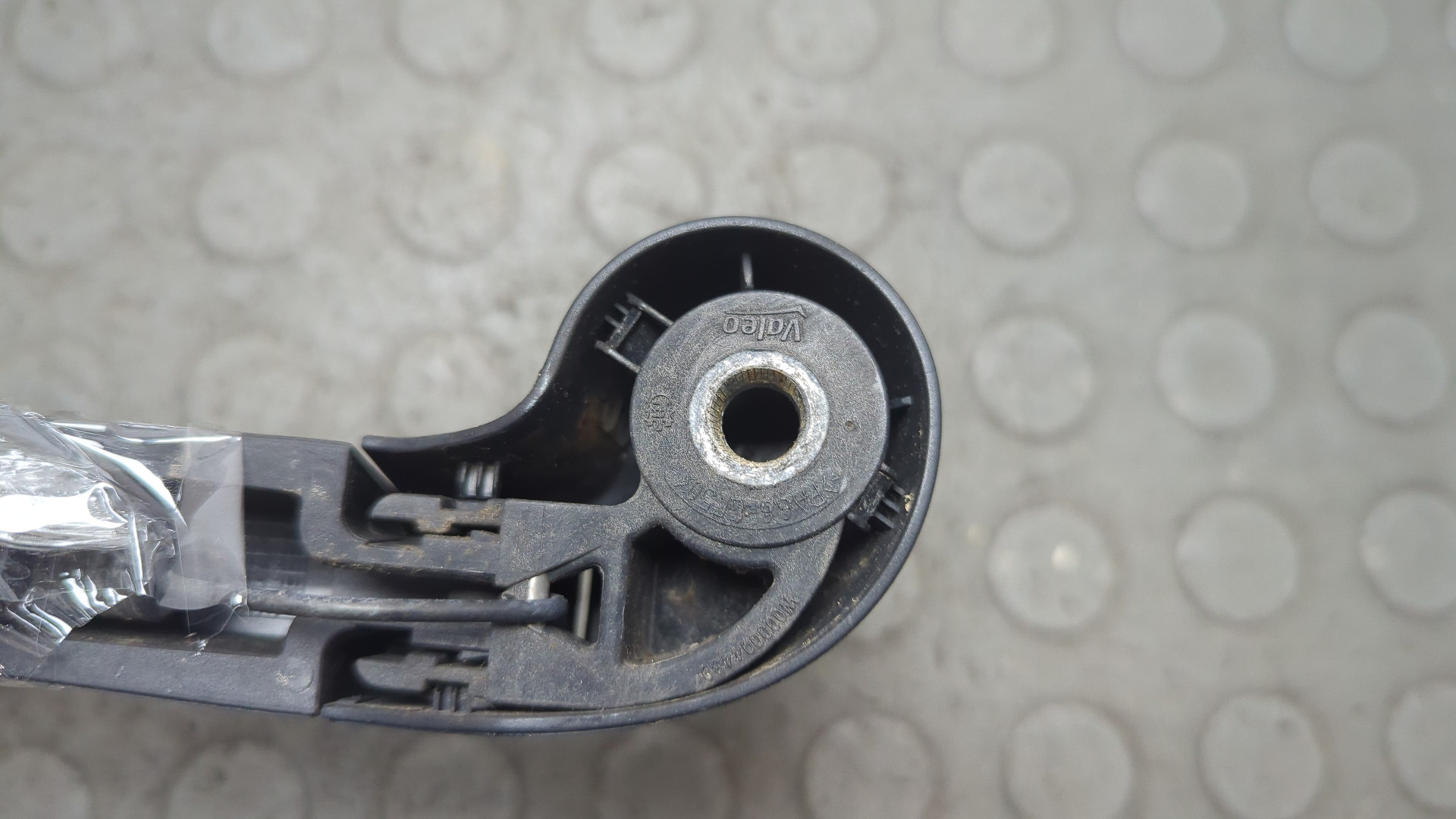 Поводок стеклоочистителя заднего