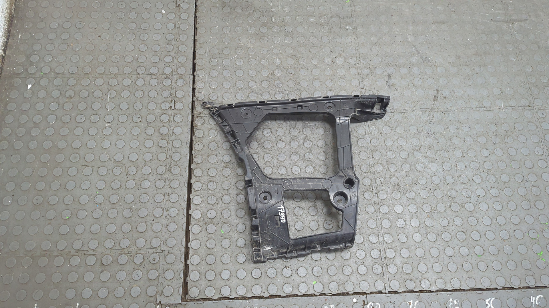 Кронштейн заднего бампера левый