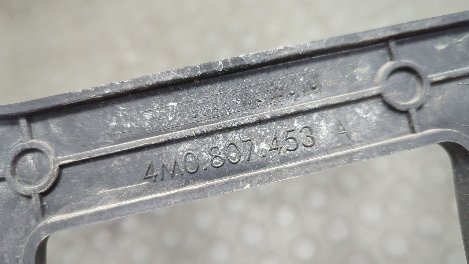 Кронштейн заднего бампера левый