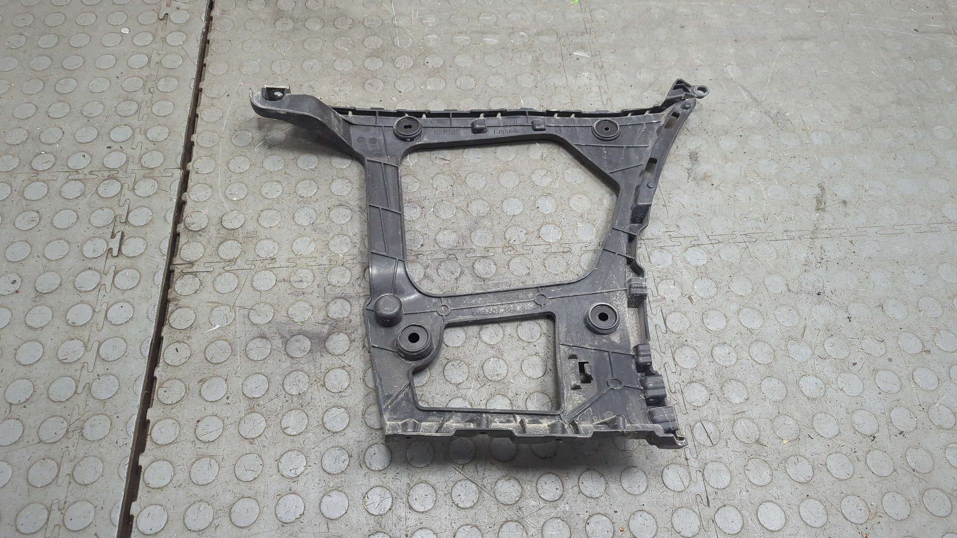 Кронштейн заднего бампера левый