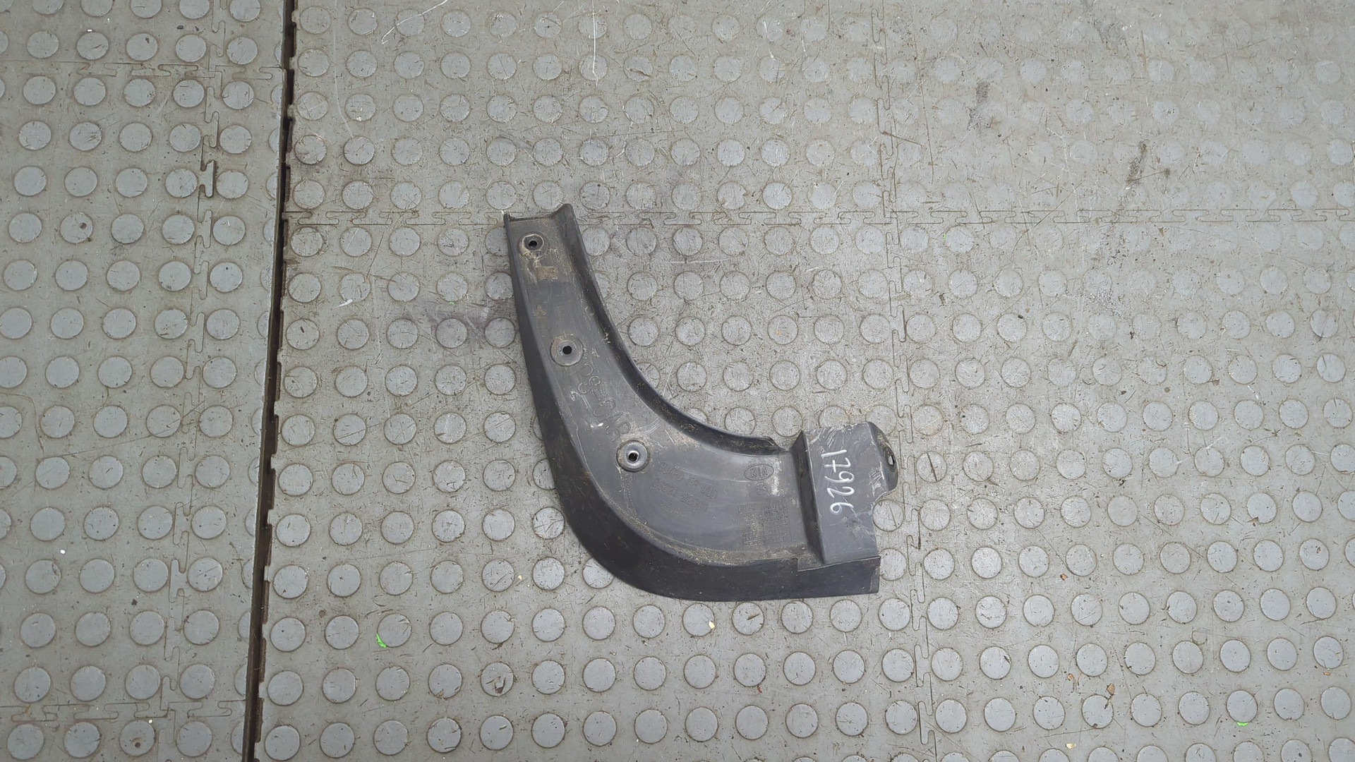 Брызговик передний левый