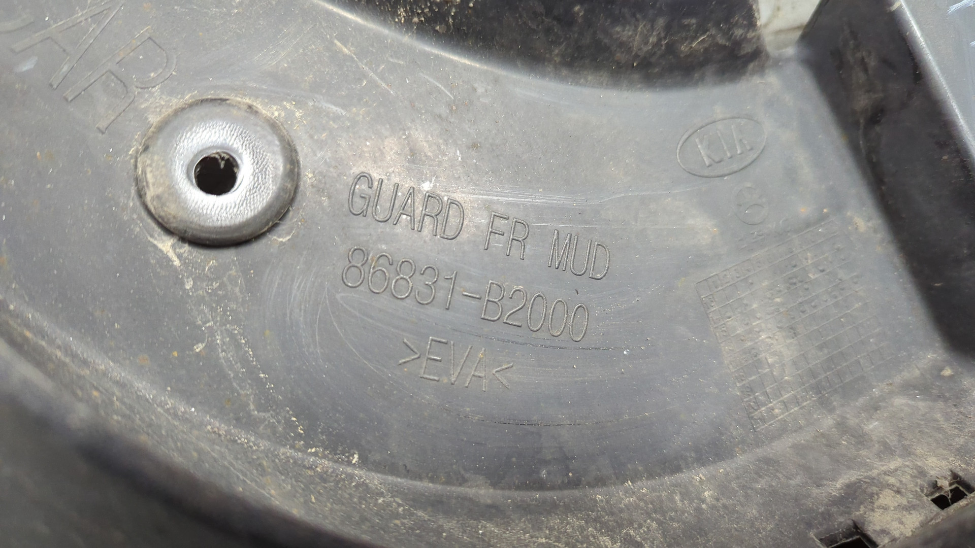 Брызговик передний левый