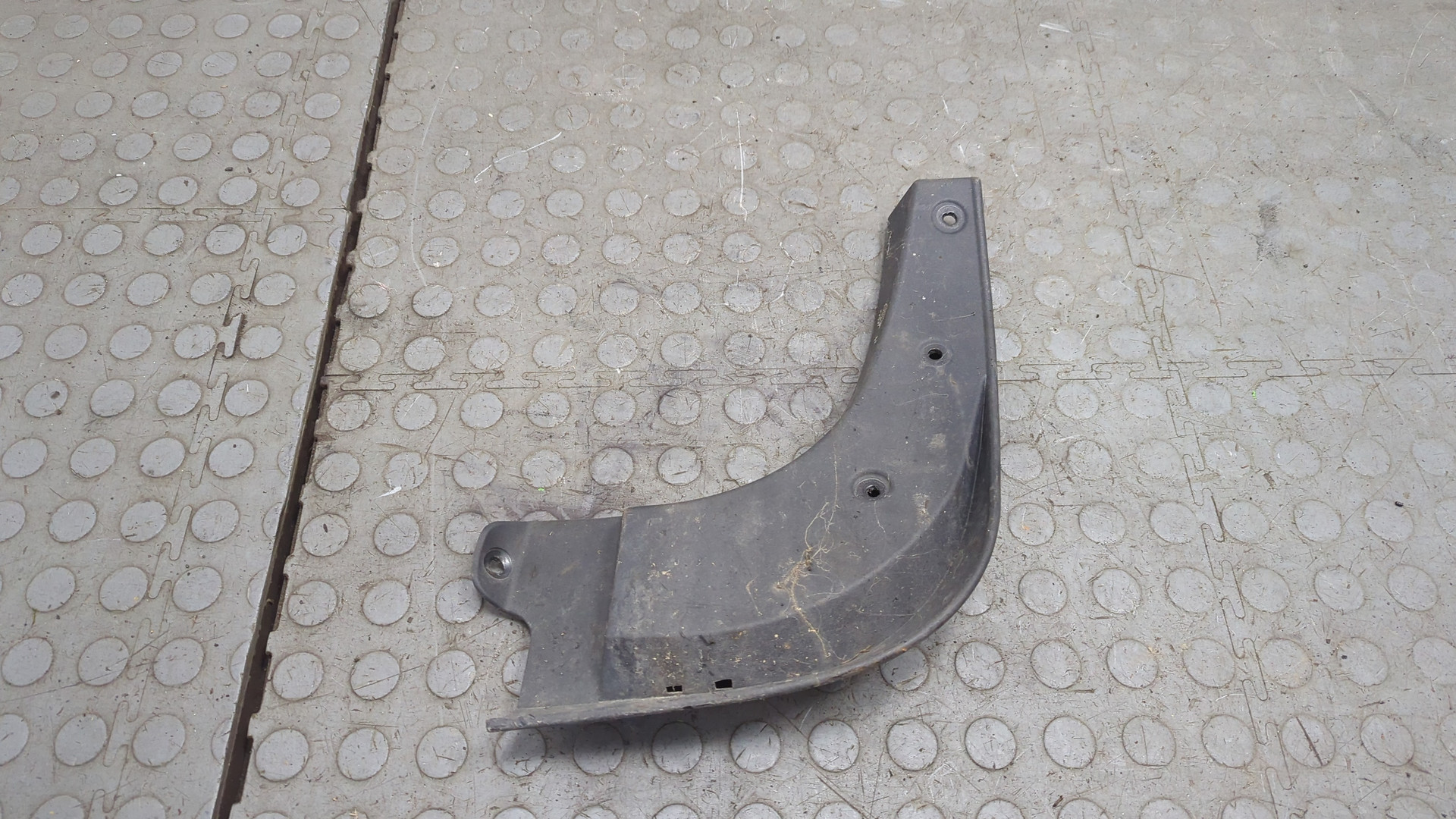 Брызговик передний левый