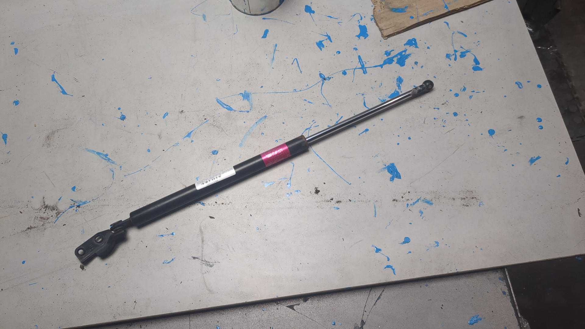 Амортизатор крышки багажника