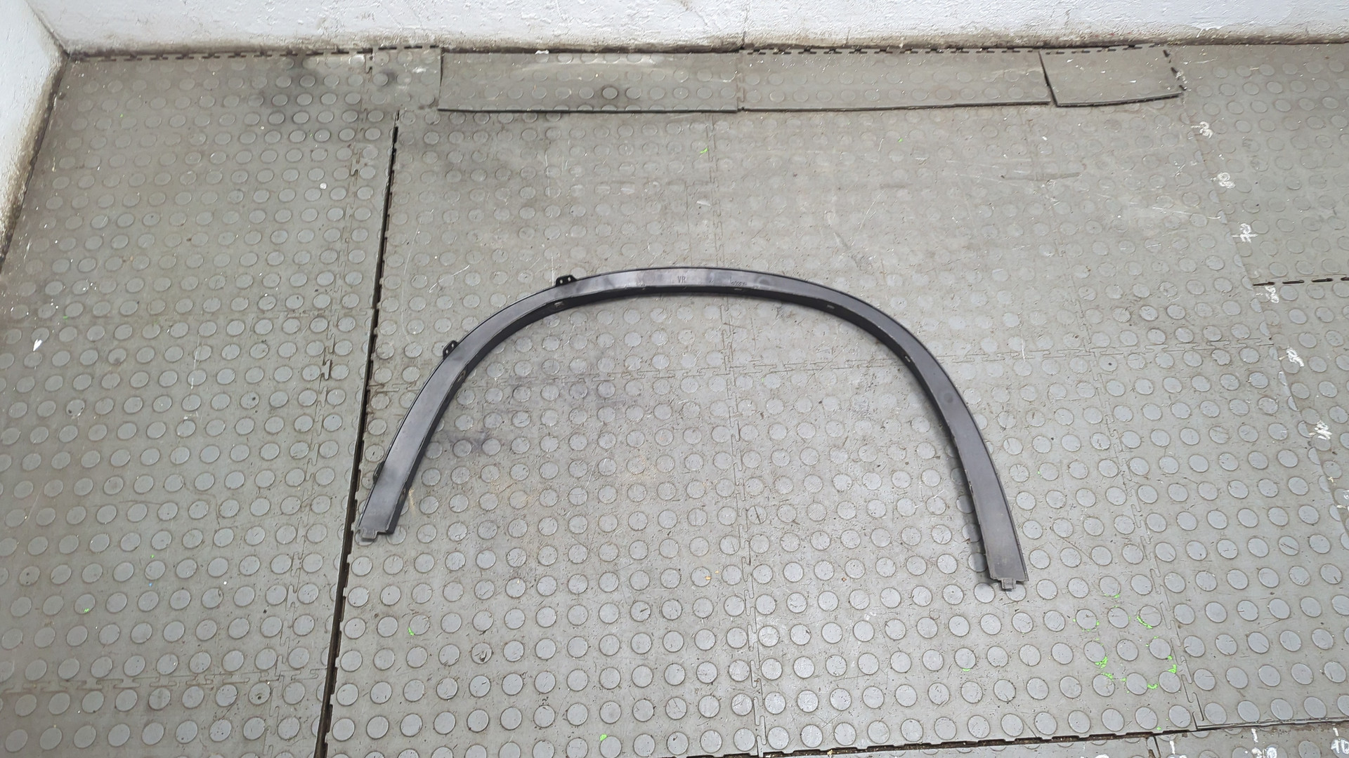 Накладка переднего крыла правого