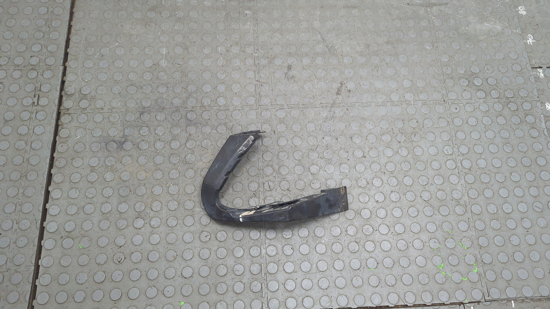 Кронштейн фар левый