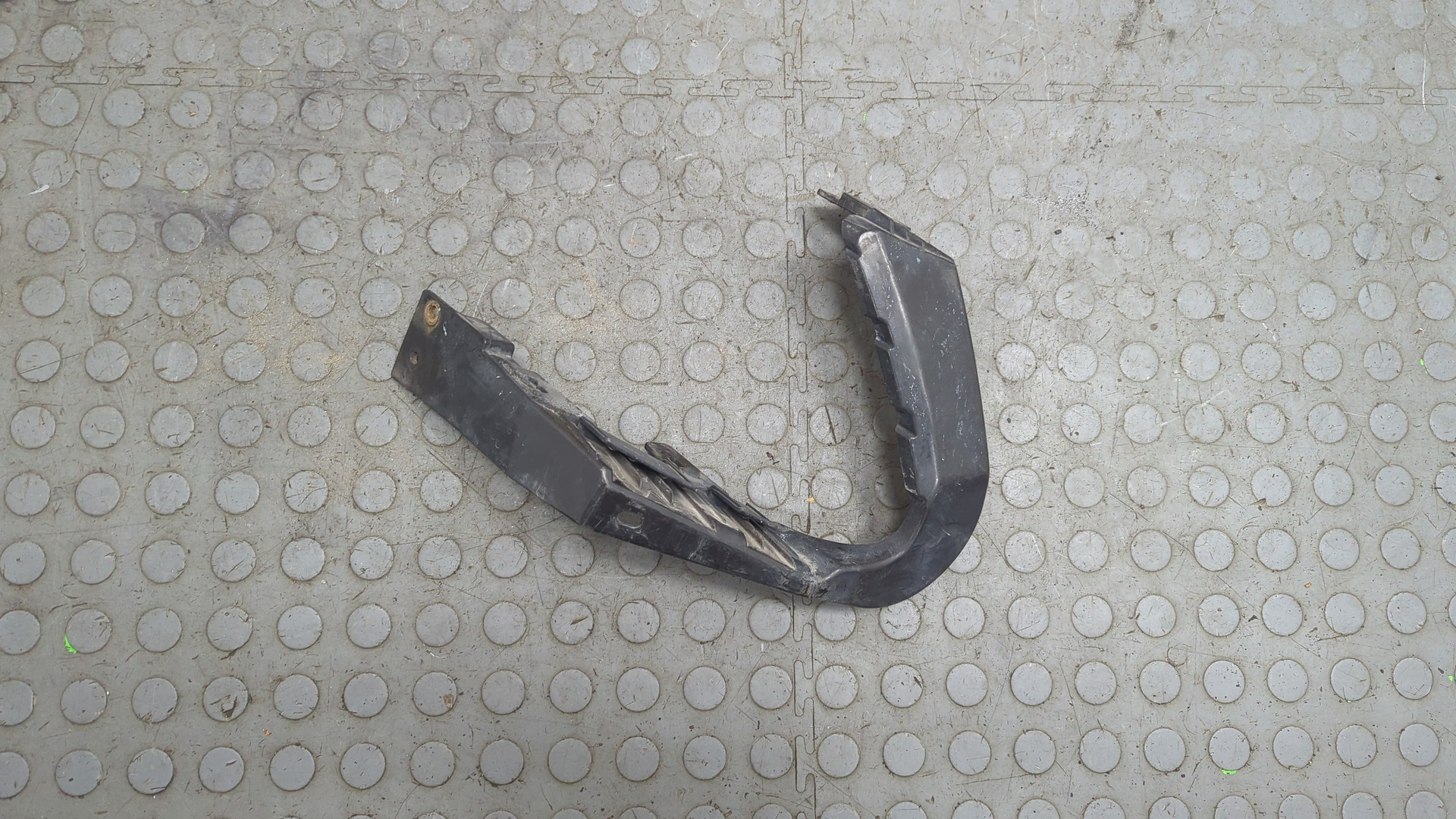 Кронштейн фар правый