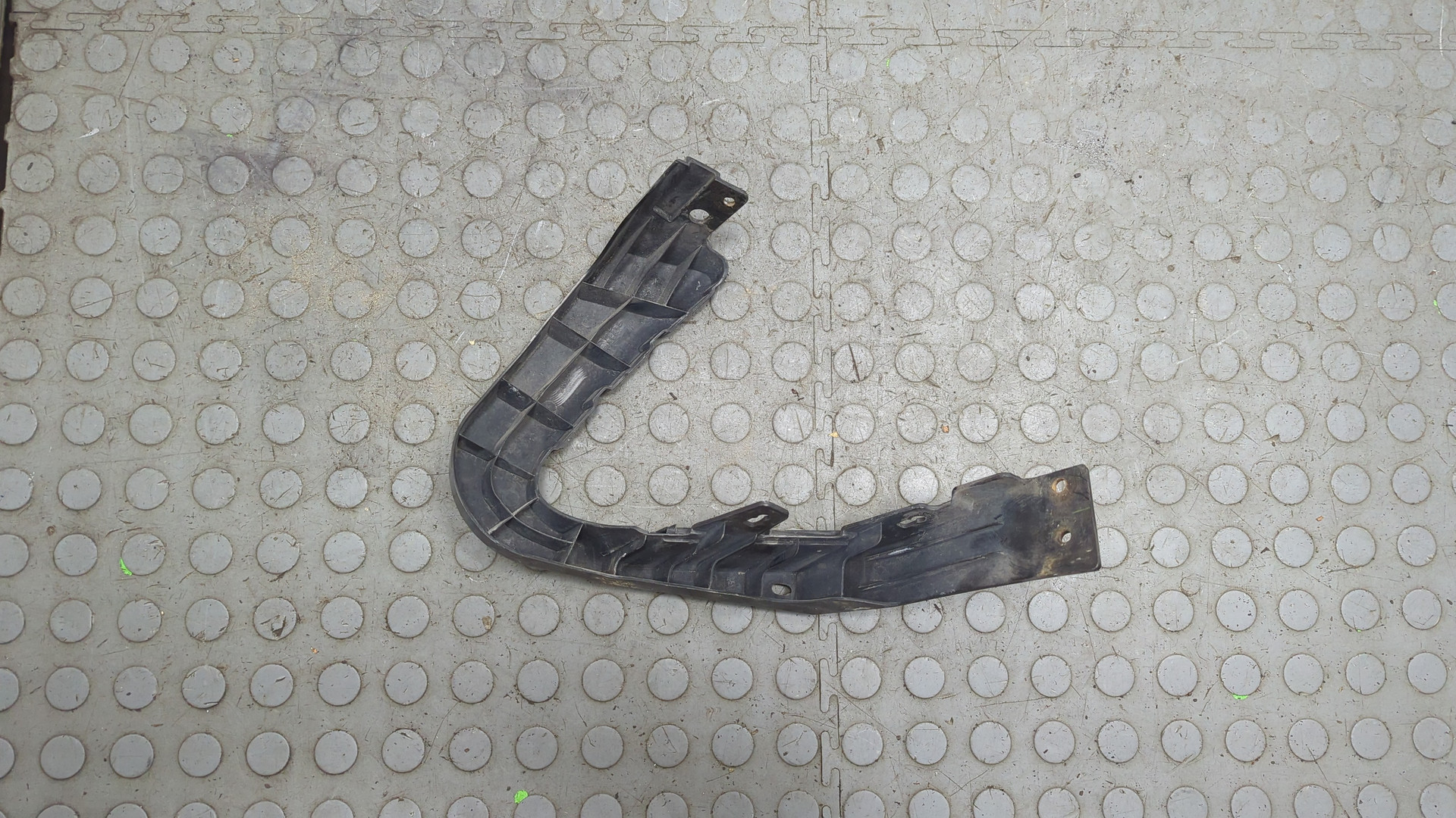 Кронштейн фар правый