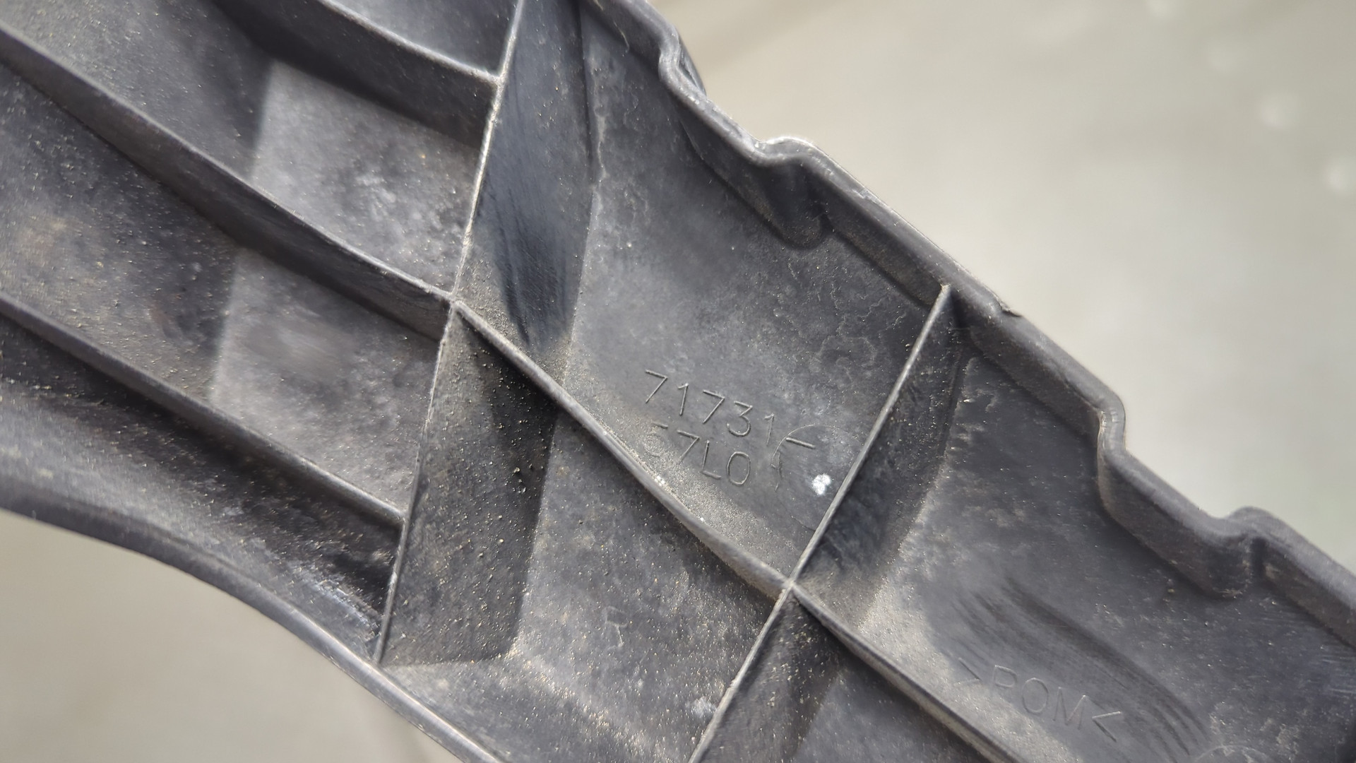 Кронштейн фар правый