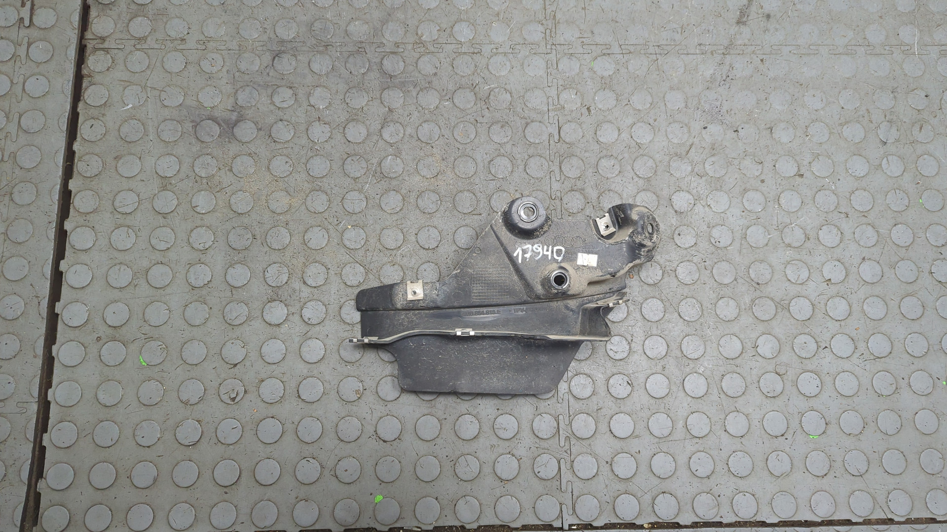 Брызговик передний левый