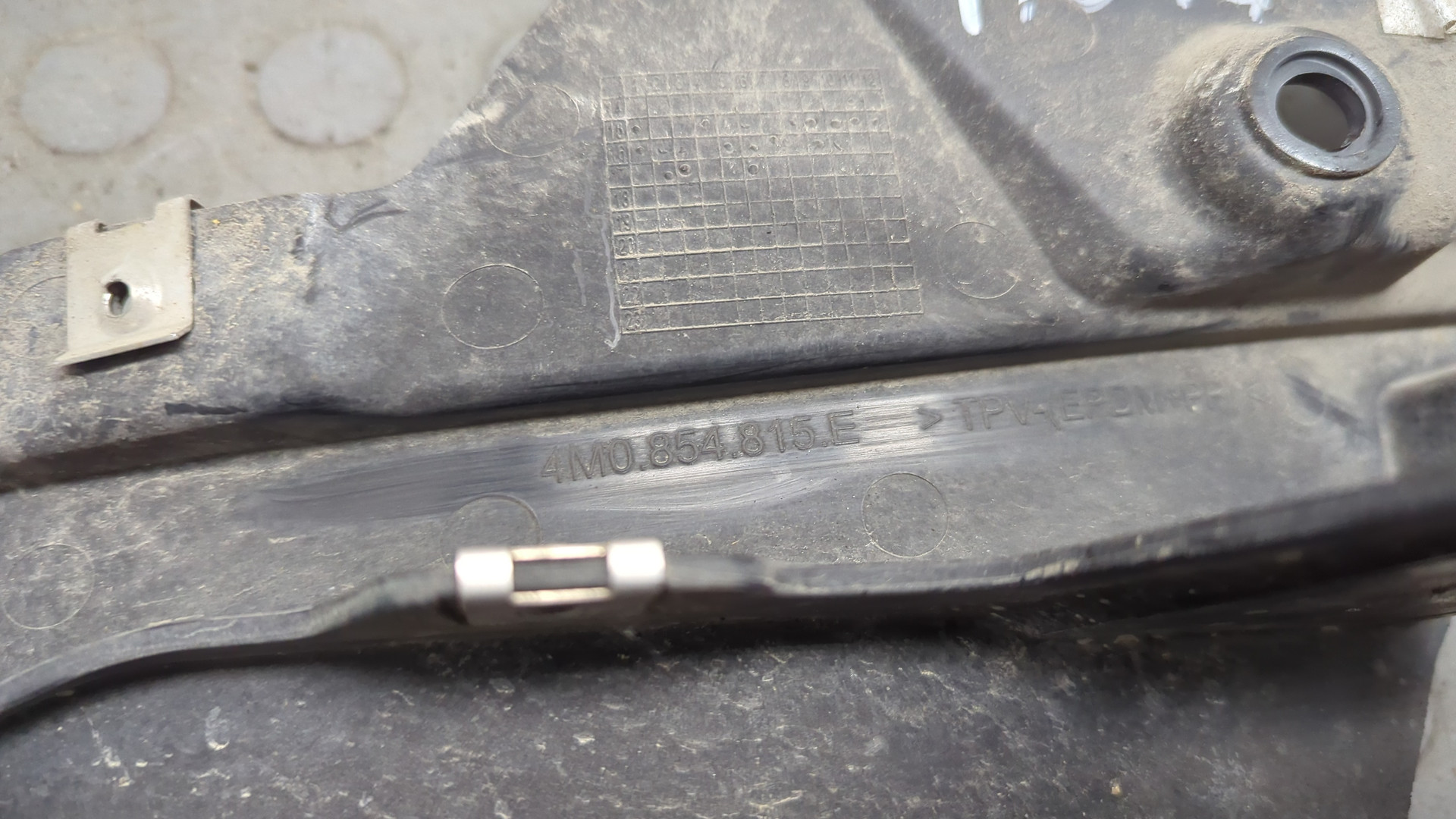 Брызговик передний левый