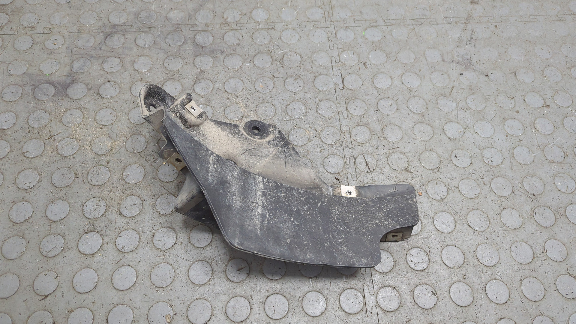 Брызговик передний левый