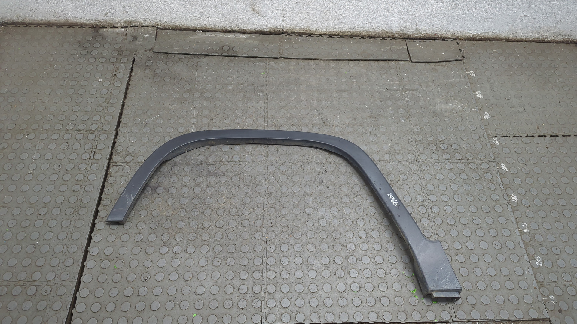 Накладка переднего крыла левого